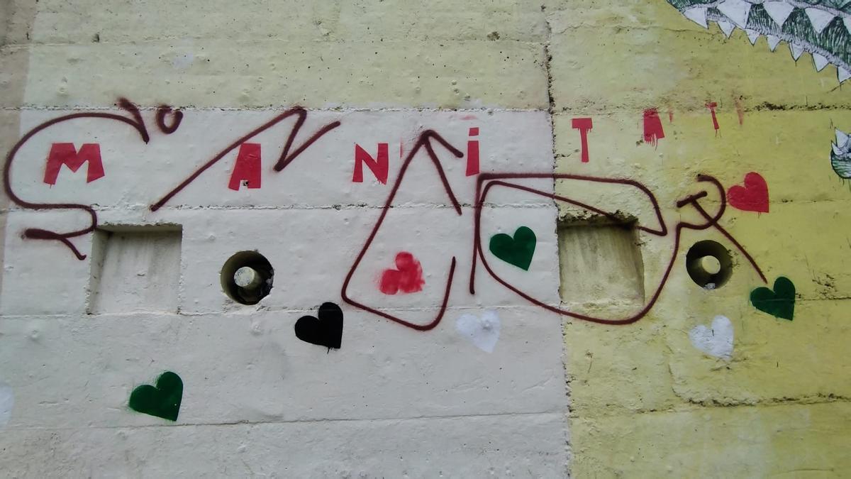 Una de las pintadas en el mural de los tiburones del Carmel, en Barcelona.