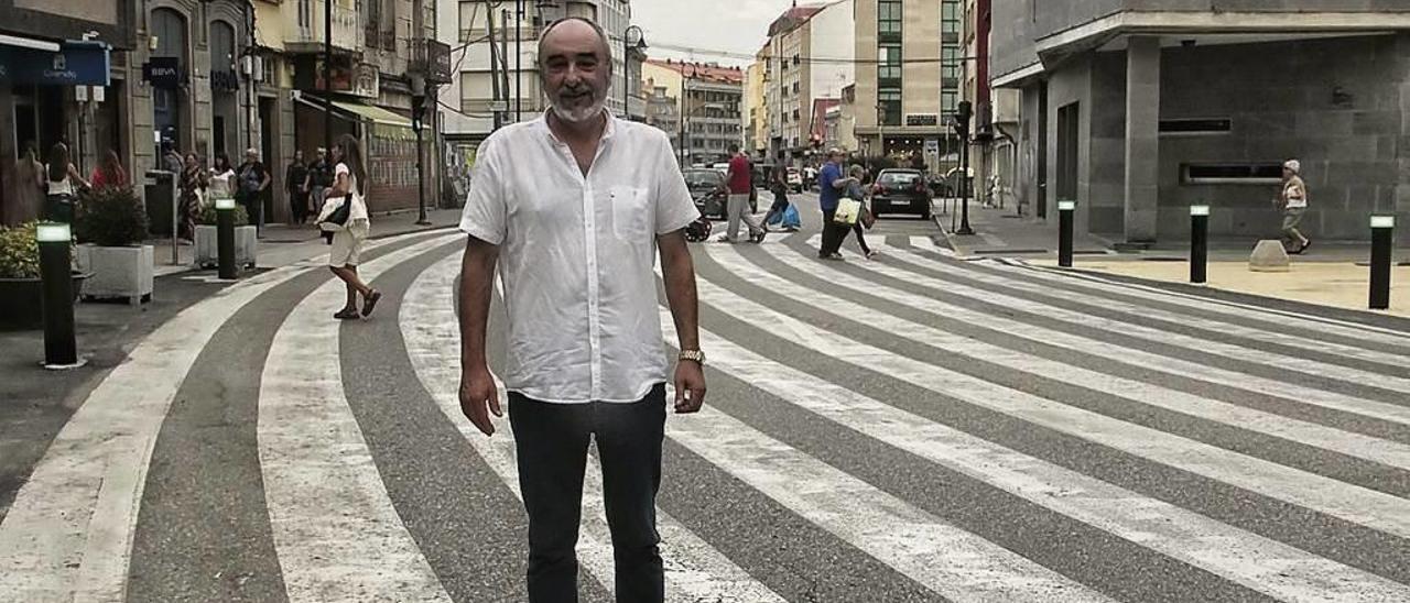 Daniel Macenlle, ayer en el paso gigante de peatones de Cangas. // Santos Álvarez