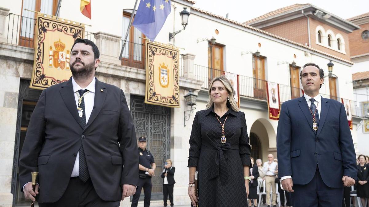 Marta Barrachina, en la conmemoración a la Virgen de la Soledad de Nules, junto al alcalde de la localidad, David García (i.).