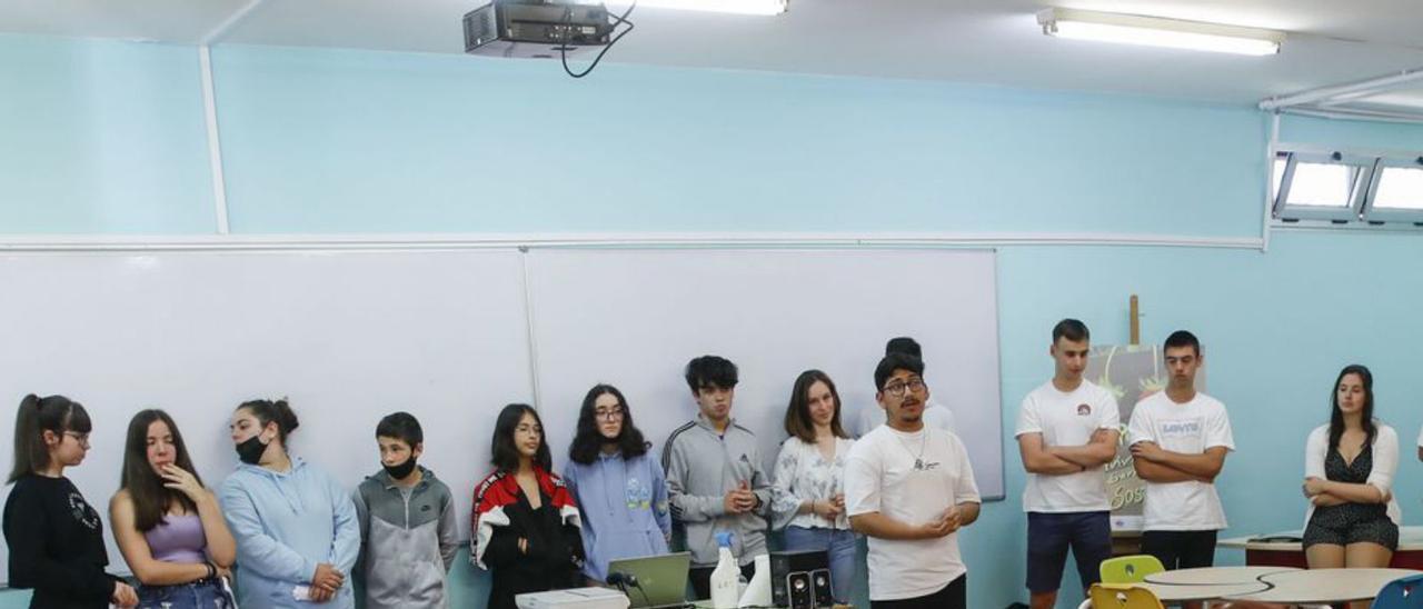 La presentación del proyecto a cargo de varios alumnos, ayer, en la biblioteca del Rosario de Acuña. | Marcos León