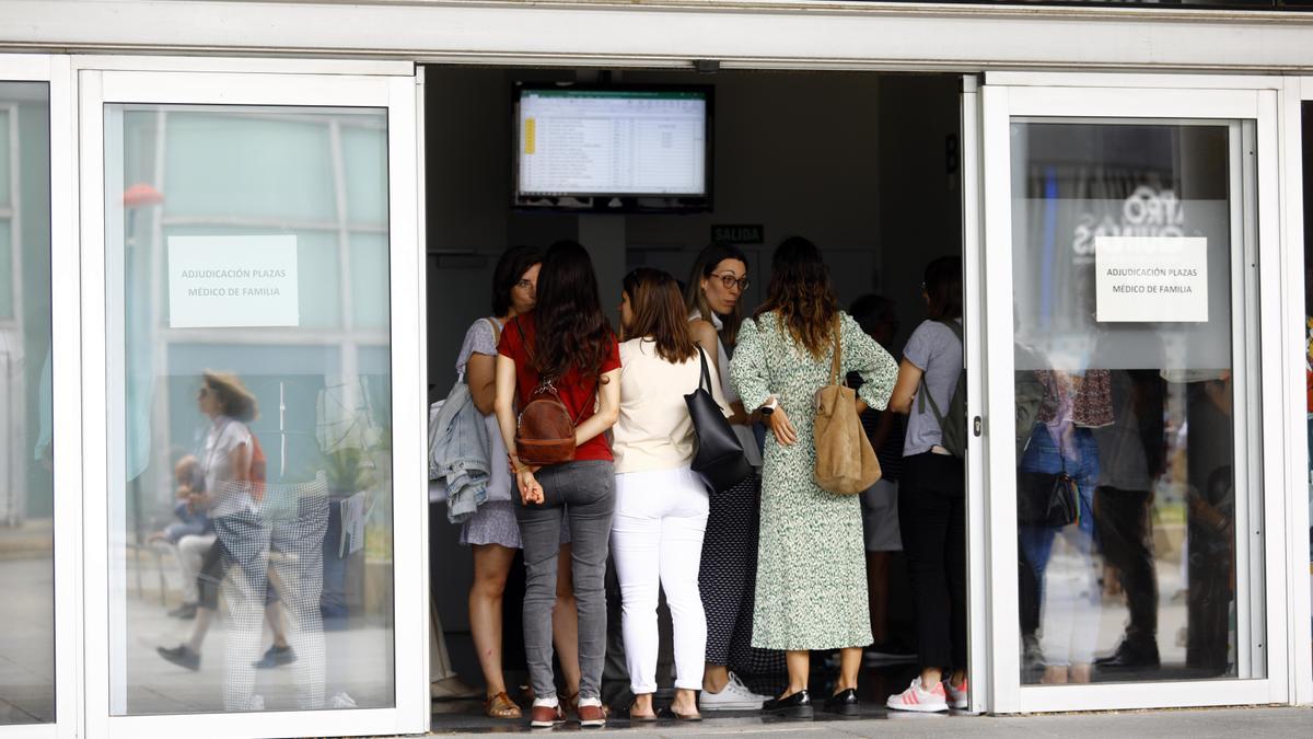 Varias personas, el pasado miércoles, durante el llamamiento de plazas para Medicina de Familia del Salud.