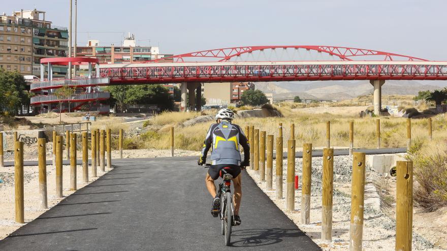 Los pasos peatonales sobre el futuro Parque Central de Alicante, paralizados por la falta de materiales