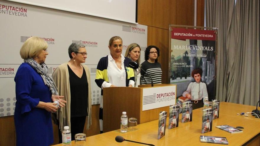 La presidenta de la Diputación, en la presentación del libro sobre María Vinyals. / FdV