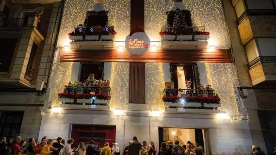 La casa de Papá Noel, situada en la plaza Mayor, volverá a ser el gran atractivo navideño en Burriana. | MEDITERRÁNEO