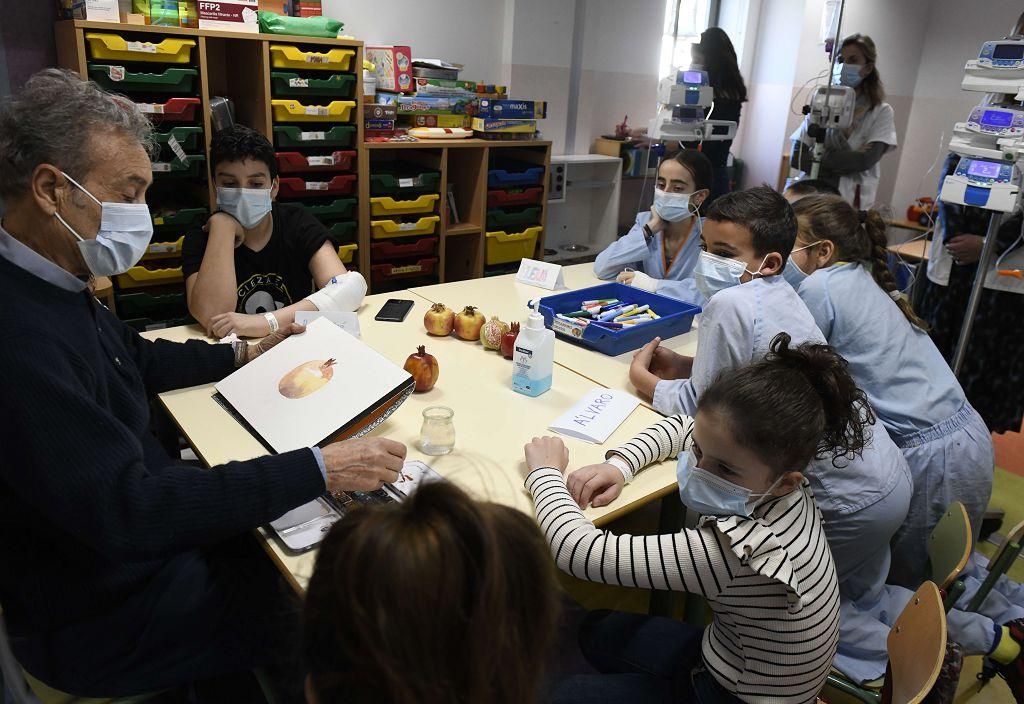 Pedro Cano lleva la pintura a Oncología Infantil de la Arrixaca