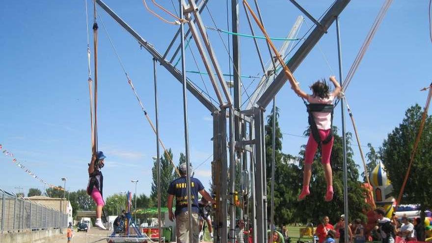 Una instalación recreativa colocada en Santa Cristina en unas pasadas fiestas.