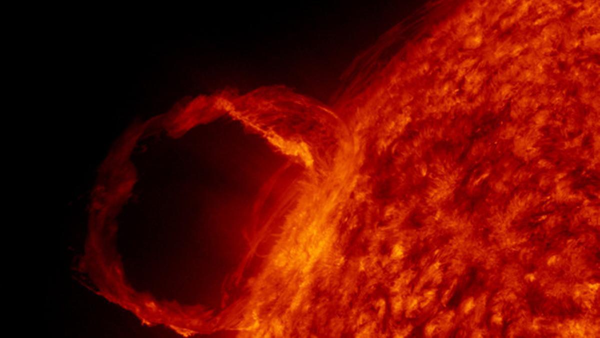 Una gran erupció solar captada pel ’Solar Dynamics Observatory’ (SDO) el dia 30 de març del 2010. Cada dia es produeixen explosions com aquesta a l’estrella, però mai s’havien vist amb tanta definició en un any de tanta activitat. Una d’aquestes explosions pot arribar a tenir la potència de 1.000 milions de bombes atòmiques.