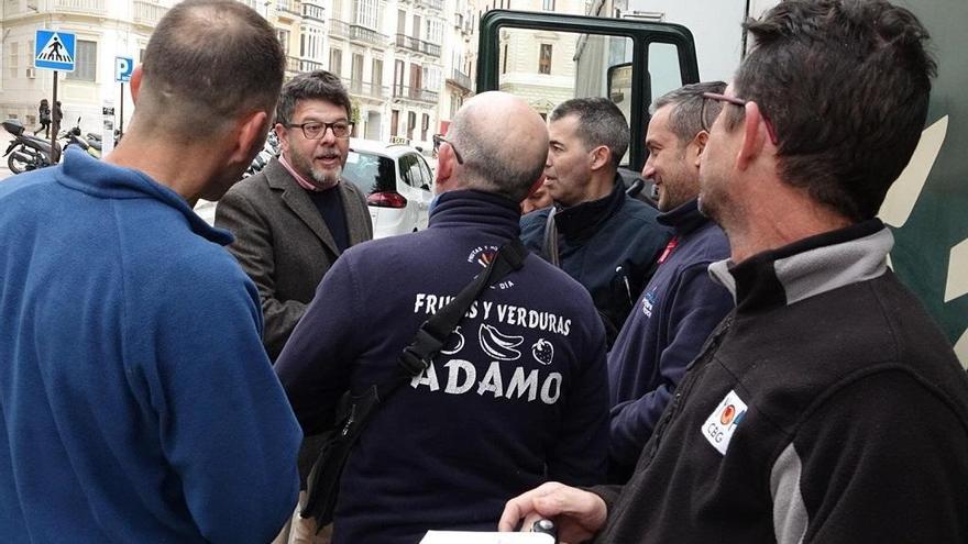 El concejal del PSOE en el Ayuntamiento de Málaga Jorge Quero, junto a transportistas.