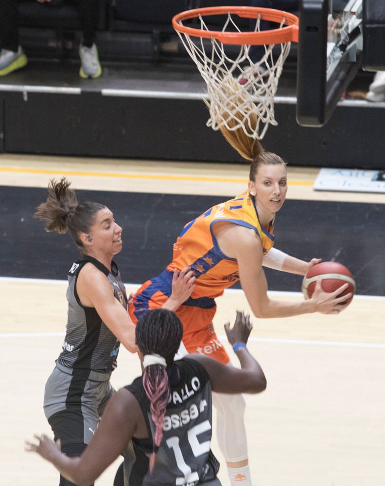 El Valencia iza el estandarte de la Supercopa con una Fonteta entregada