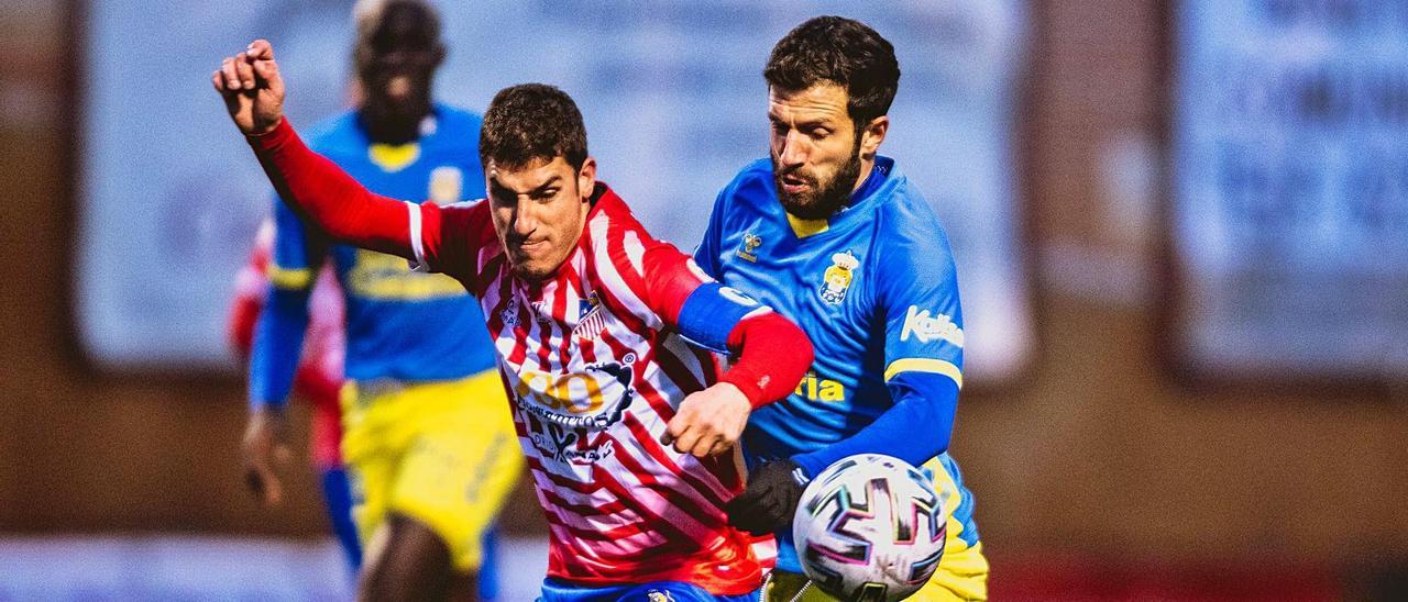 El italiano Pietro Iemmello, titular ayer en la delantera de la UD Las Palmas, lucha por un balón con un jugador del Navalcarnero