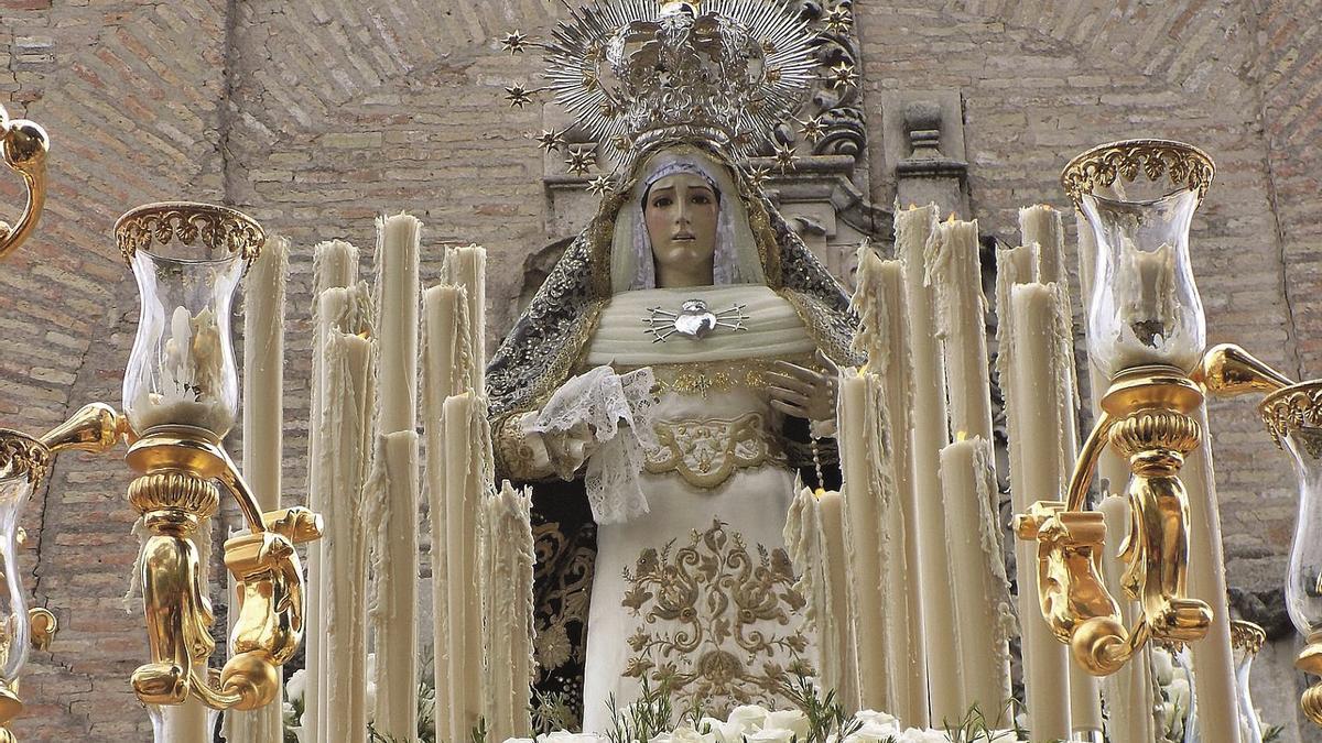 Salida procesional de la imagen de Nuestra Señora de los Dolores en la Madrugá del Viernes Santo.