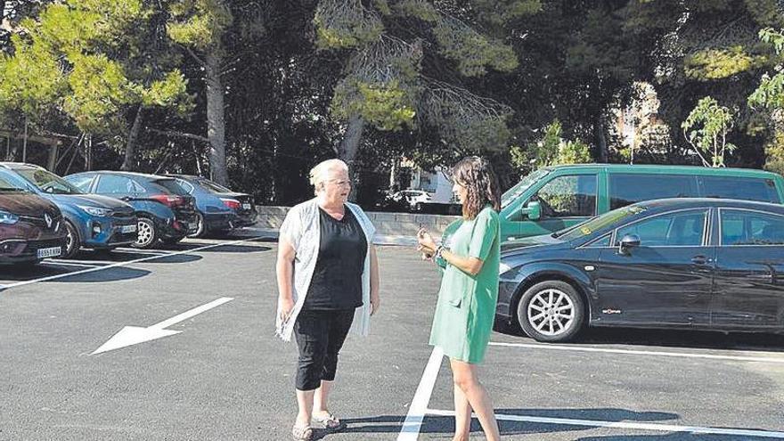 La alcaldesa y la concejala de Urbanismo, en una visita al aparcamiento.