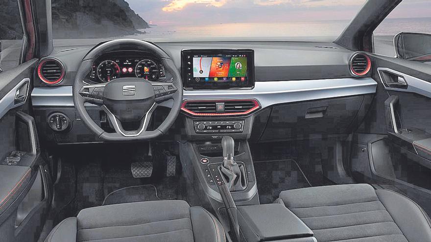 El interior estrena el volante multifunción, aireadores redondos, un salpicadero más ergonómico, con sistemas multimedia nuevos y pantallas  de entre 8,25 y 9,2’’. 