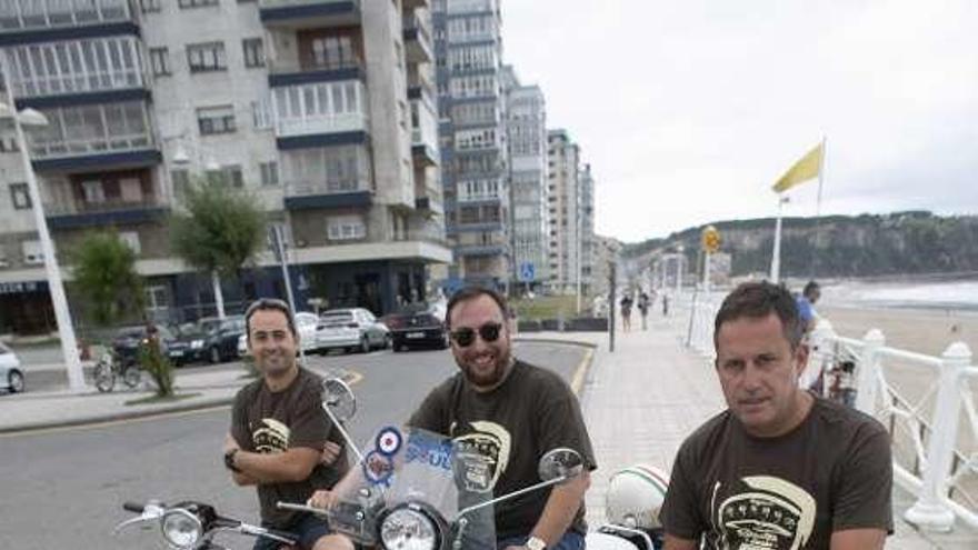 De izquierda a derecha, Mino Suárez, Fran Luis y Javier Pérez, organizadores del evento, posan con sus motos.