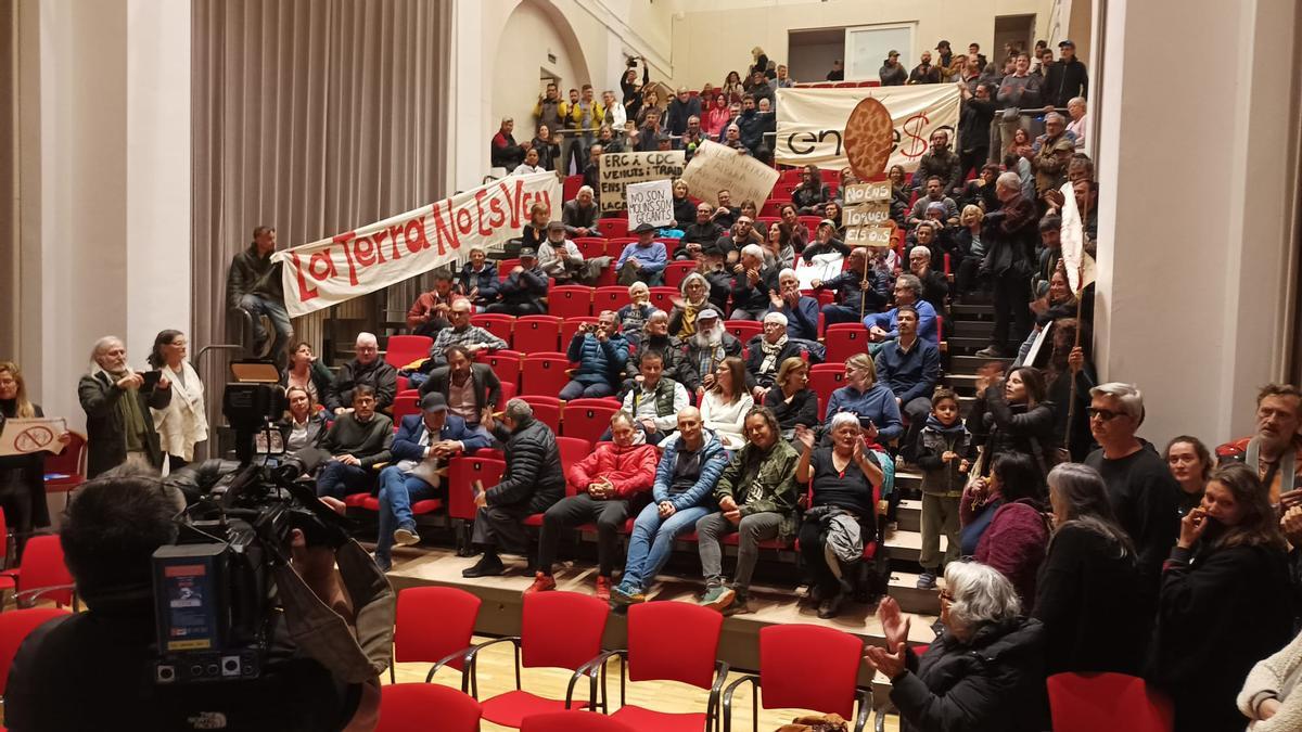 Manifestants i públic barrejats a l'auditori de Caputxins