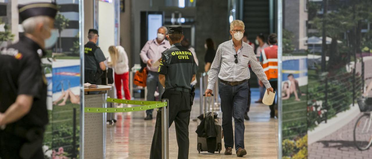 Los primeros pasajeros que harán 14 días de cuarentena pasan estrictos controles en el aeropuerto de Alicante-Elche