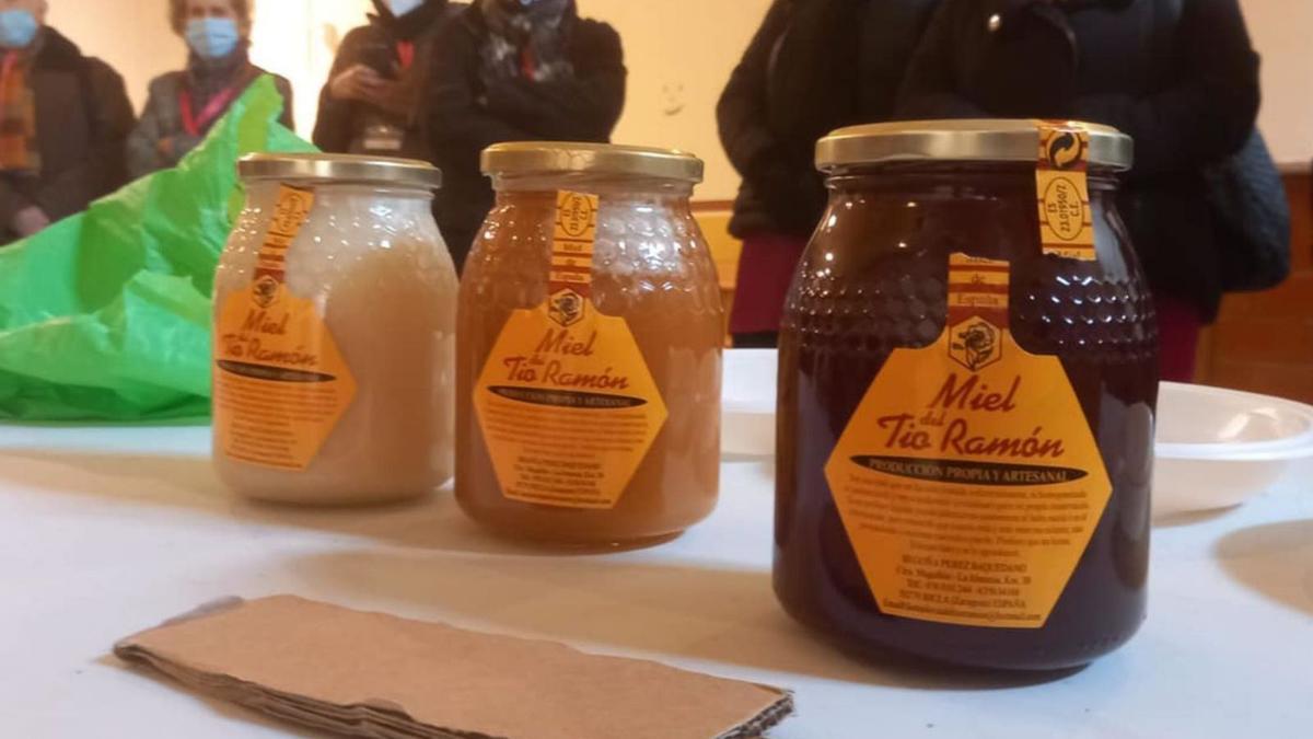 En la visita se pudieron degustar tres tipos de miel propias de la zona. | SERVICIO ESPECIAL