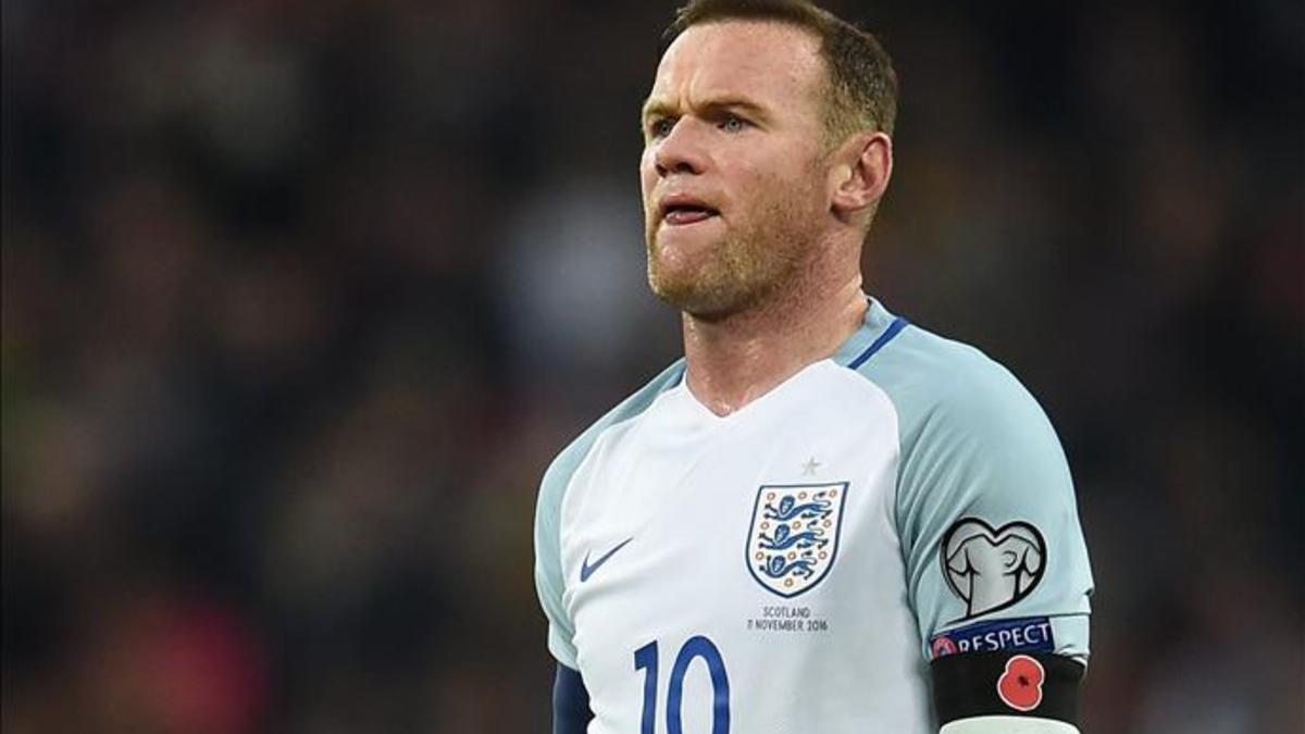 Wayne Rooney fue cazado borracho en el hotel donde se concentraba la selección.