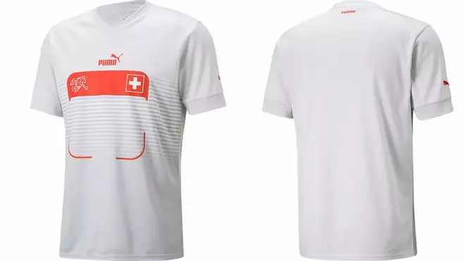 Suiza (visitante): Un degradado a base de línea cambia el blanco hacia el gris en la parte frontal, con el diseño de Puma
