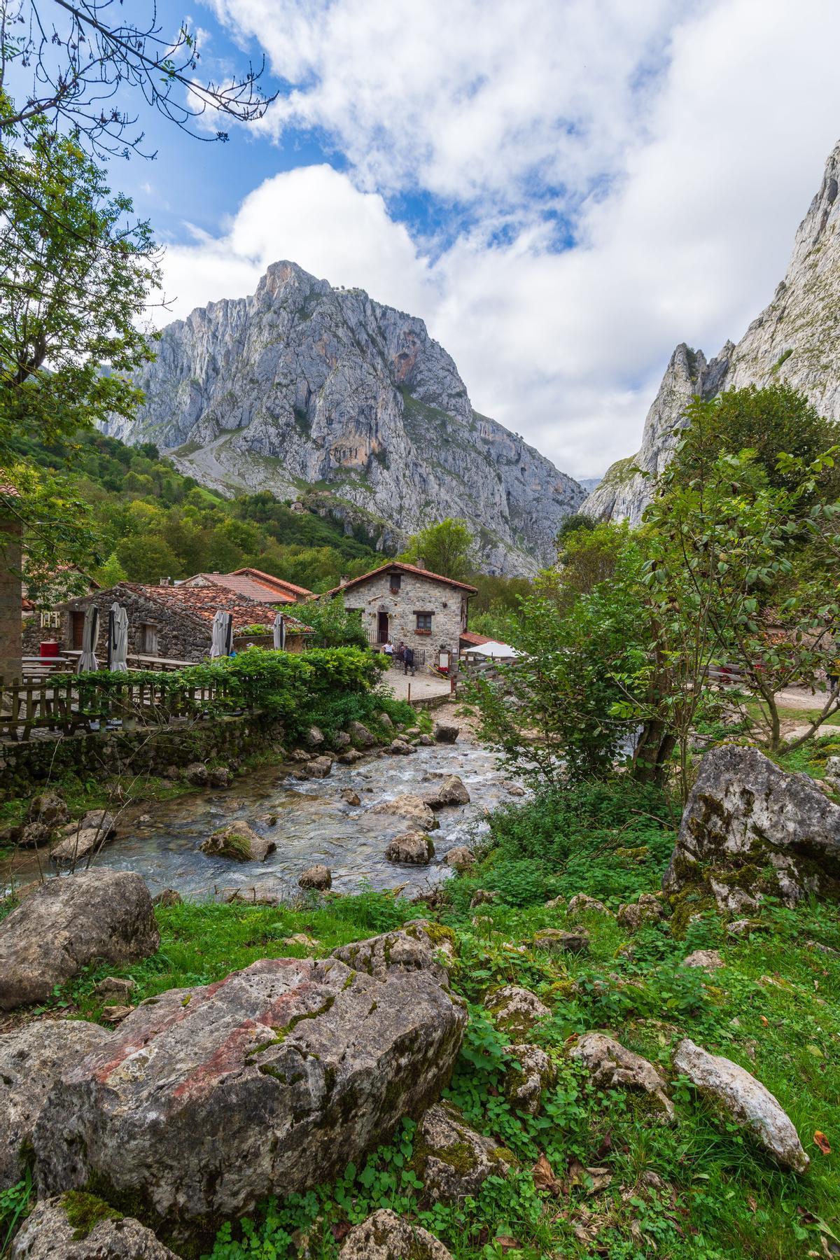 Las casas de piedra tradicionales de Bulnes a orillas del río