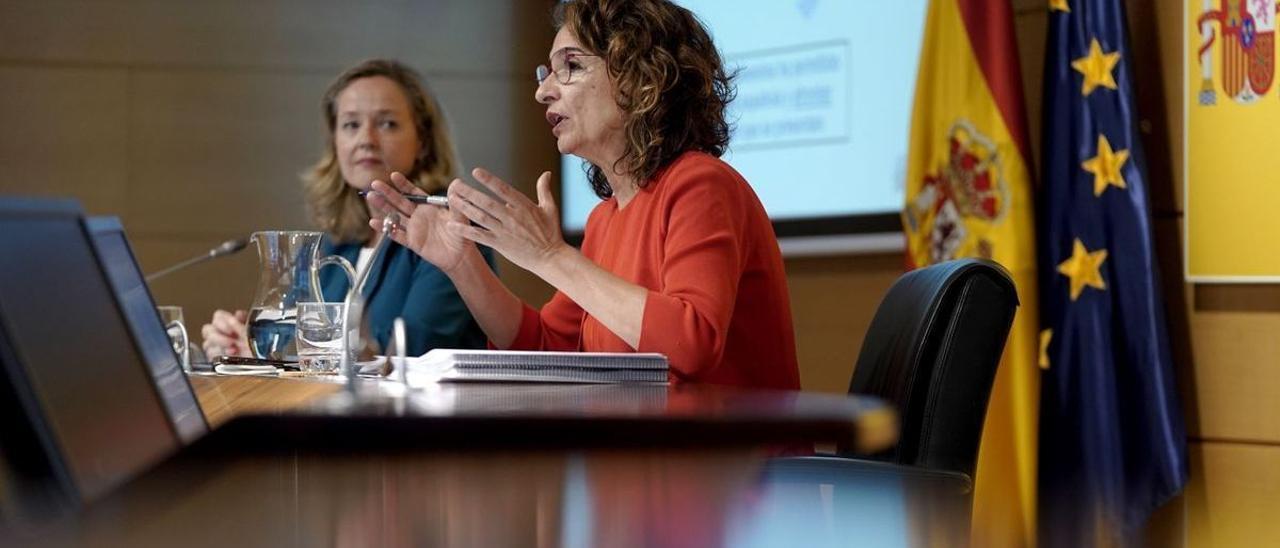 Nadia Calviño y María Jesús Montero durante la presentación del Cuadro Macroeconómico 2022-2025.