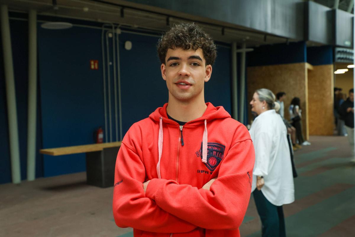 FARO SANTIAGO. ENTREVISTA A ALUMNOS QUE HAN REALIZADO LA PRUEBA DE LA PAU Y HAN PEDIDO LA REVISION PRESENCIAL DE SUS EXAMENES. XOAN ALVAREZ