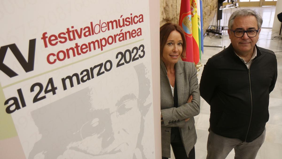 Marian Aguilar, delegada de Cultura del Ayuntamiento y Juan de Dios García Aguilera, director artístico de la cita, presentan el 25 Festival de Música Contemporánea