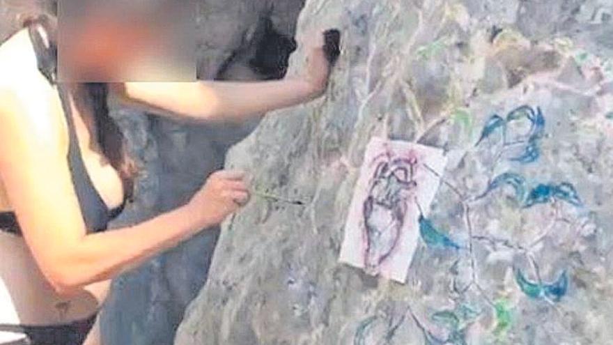 Junge &quot;Künstler&quot; bemalen Felsen im Torrent de Pareis - jetzt drohen Bußgelder