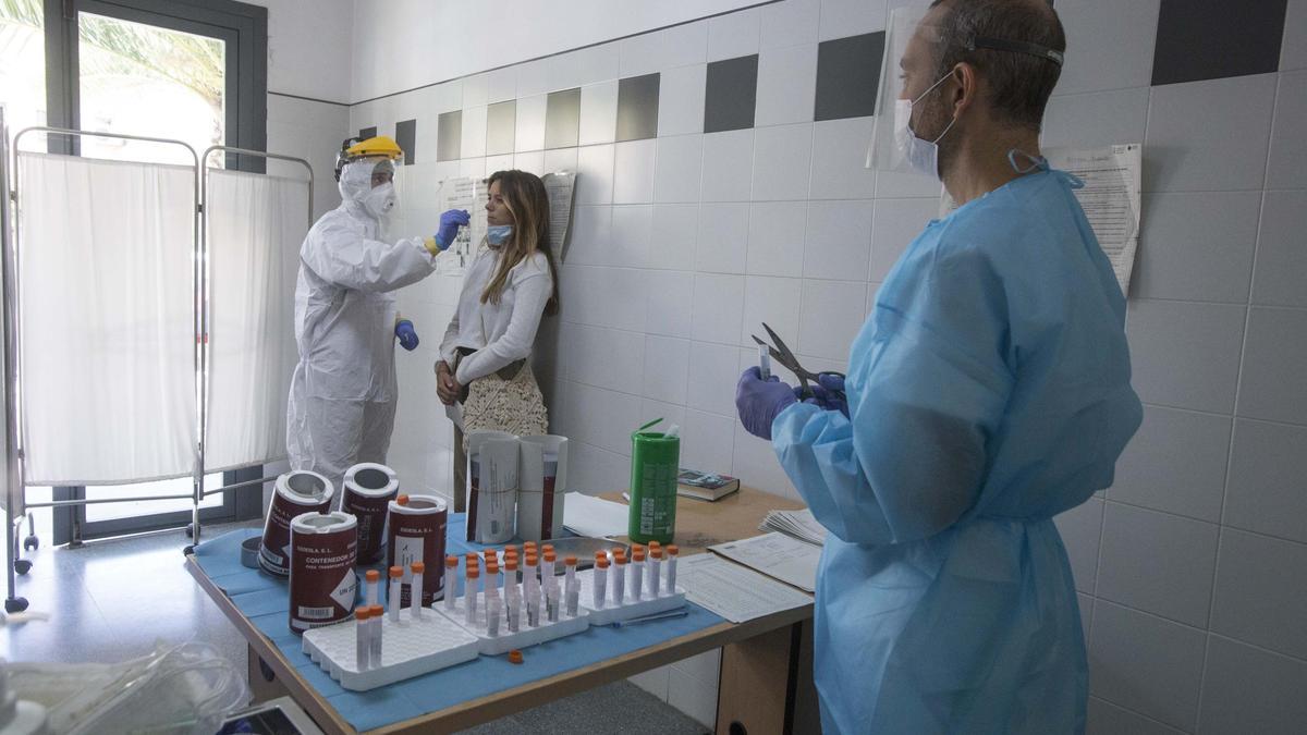 Toma de muestras covid en un centro de salud de la provincia.