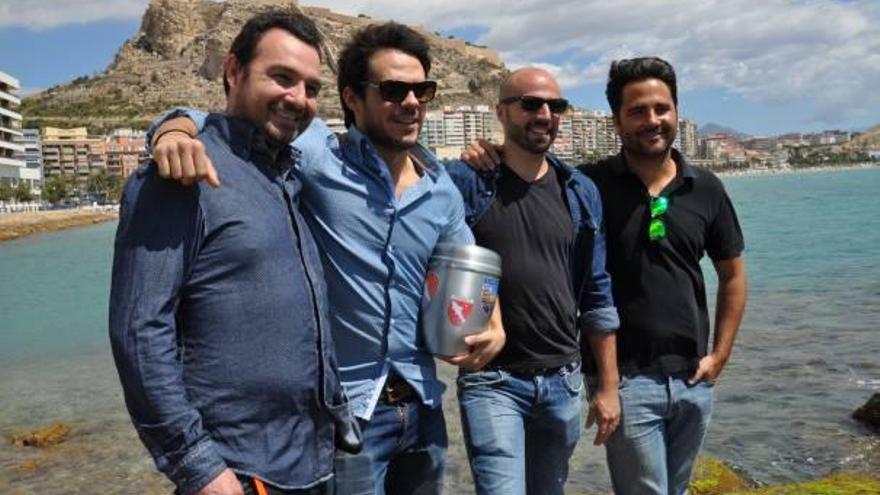 Los actores Diego París, Bart Santana y Joaquín Abad, con las «cenizas» de La despedida, junto al director Álvaro Díaz Lorenzo.