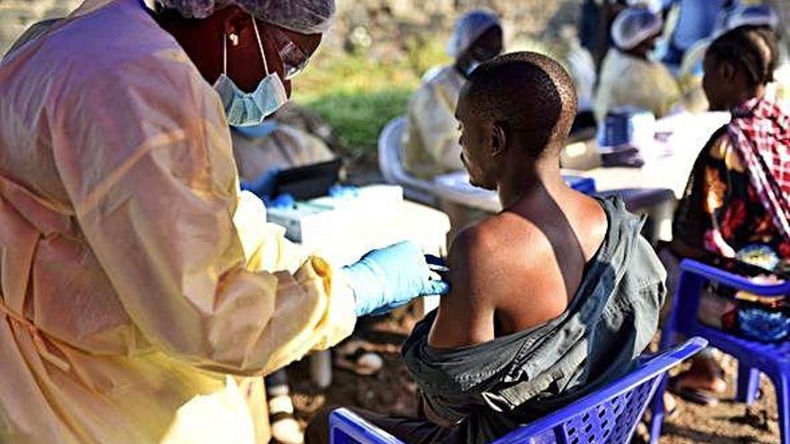Una sanitaria vacuna a una persona contra el ébola en el Congo.