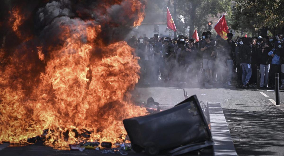 La protesta dels estudiants incendia els carrers a França
