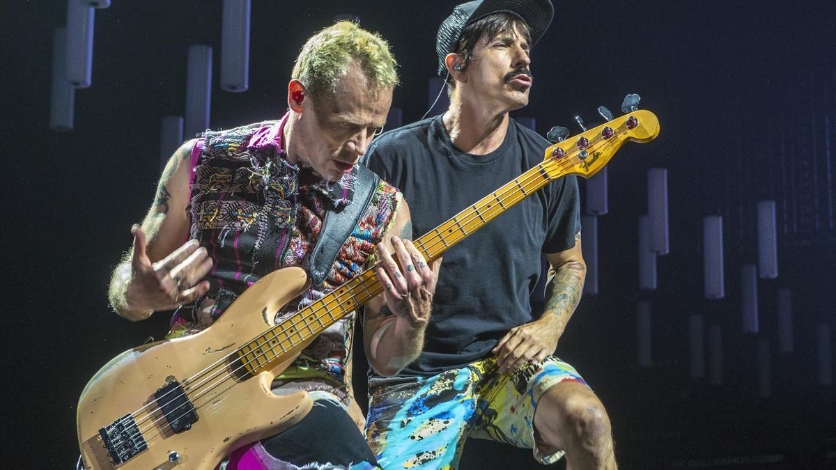 Michael 'Flea' Balzary (izquierda) y Anthony Kiedis, en un momento del concierto, anoche, en el Palau Sant Jordi.