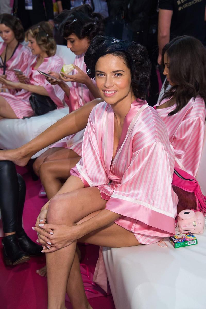 Adriana Lima en el backstage de Victoria's Secret Fashion Show 2015