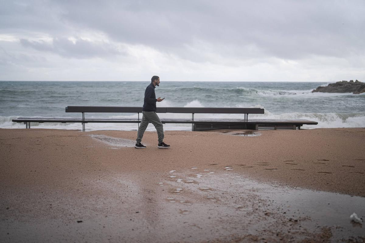 El temporal borra una parte del paseo marítimo de Blanes El temporal borra una parte del paseo marítimo de Blanes