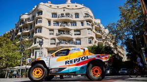 Isidre Esteve, con su flamante Hilux T1+ del Dakar, frente a la Pedrera en Barcelona