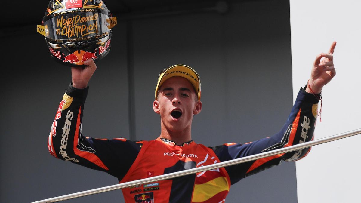 Pedro Acosta celebra en el podio su título de campeón del mundo de Moto2