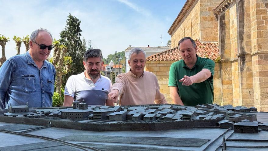 Por la izquierda, Fernando Capa, Juan Antonio González, Xuan Pedrayes y Alejandro Vega, ante la maqueta. | C V.