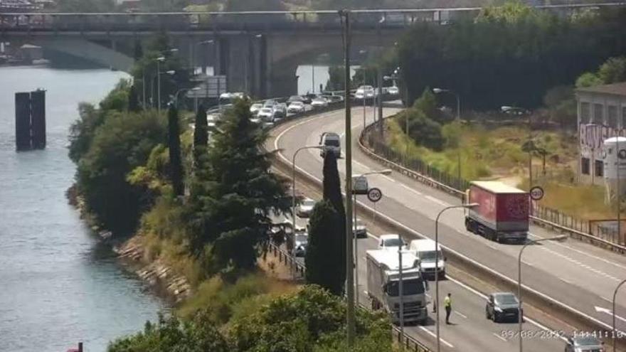 El camión con la rueda pinchada en la AP-9