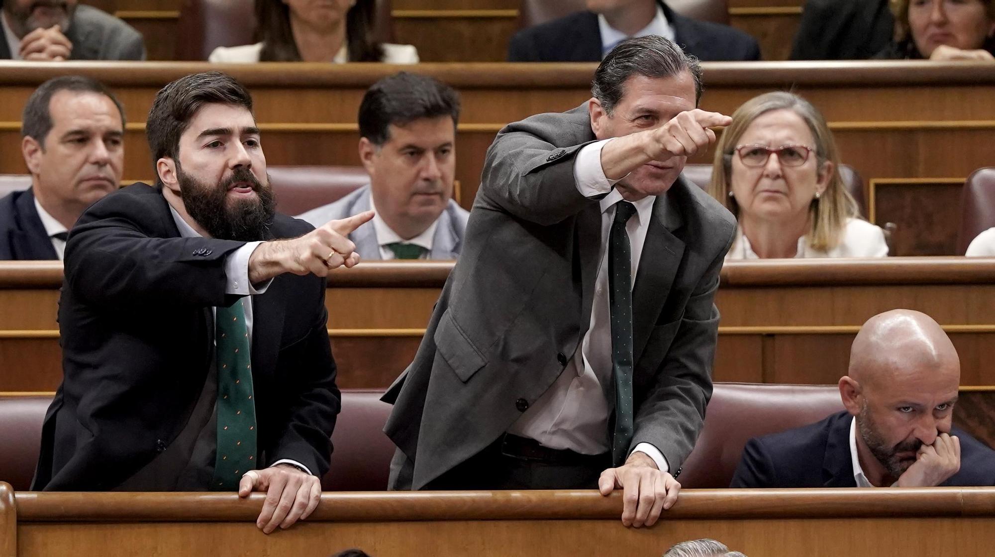 Diputados de Vox, protestan en el pleno de aprobación definitiva de la ley de amnistía en el Congreso de los Diputados.