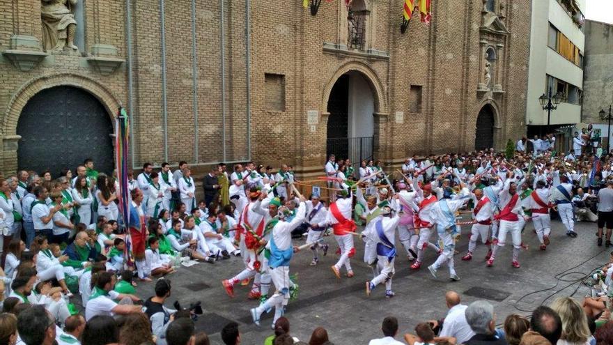 Los Danzantes bailan ante San Lorenzo