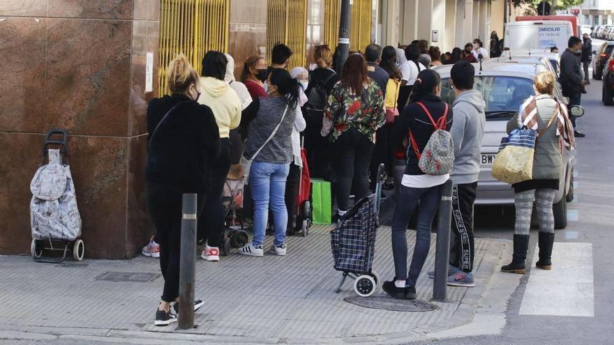 Imagen del exterior del banco de alimentos de Cáritas en Vila durante la pandemia.