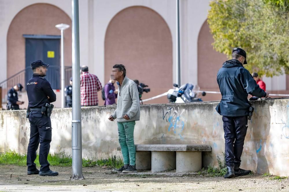 Un hombre pega fuego a una mujer en un parque infantil de Palma