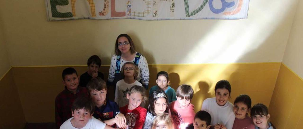 La maestra Lucía Pérez con alumnos de varias edades, y abajo,