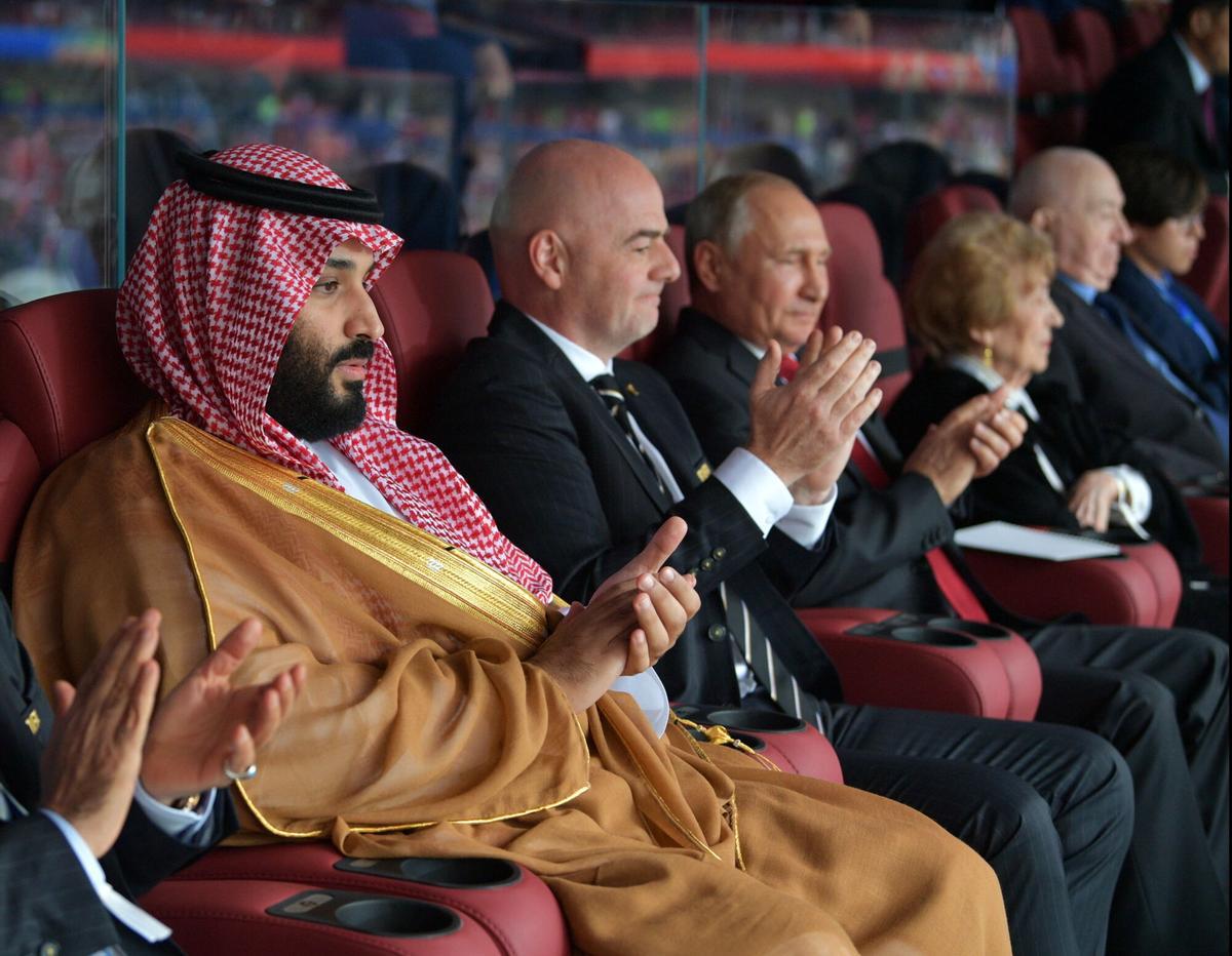 Mohammad bin Salman, Gianni Infantino y Vladimir Putin, en la inauguración del Mundial de Rusia 2018.
