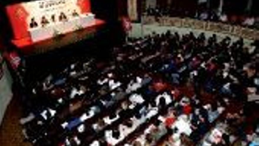 Dos mil personas desbordan el Gran Teatro por los pisos de 60.000 euros