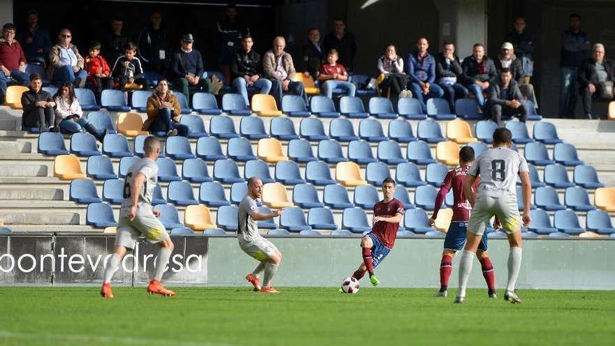 Pocos espectadores en la grada de Preferencia en el partido contra la Ponferradina. // Gustavo Santos