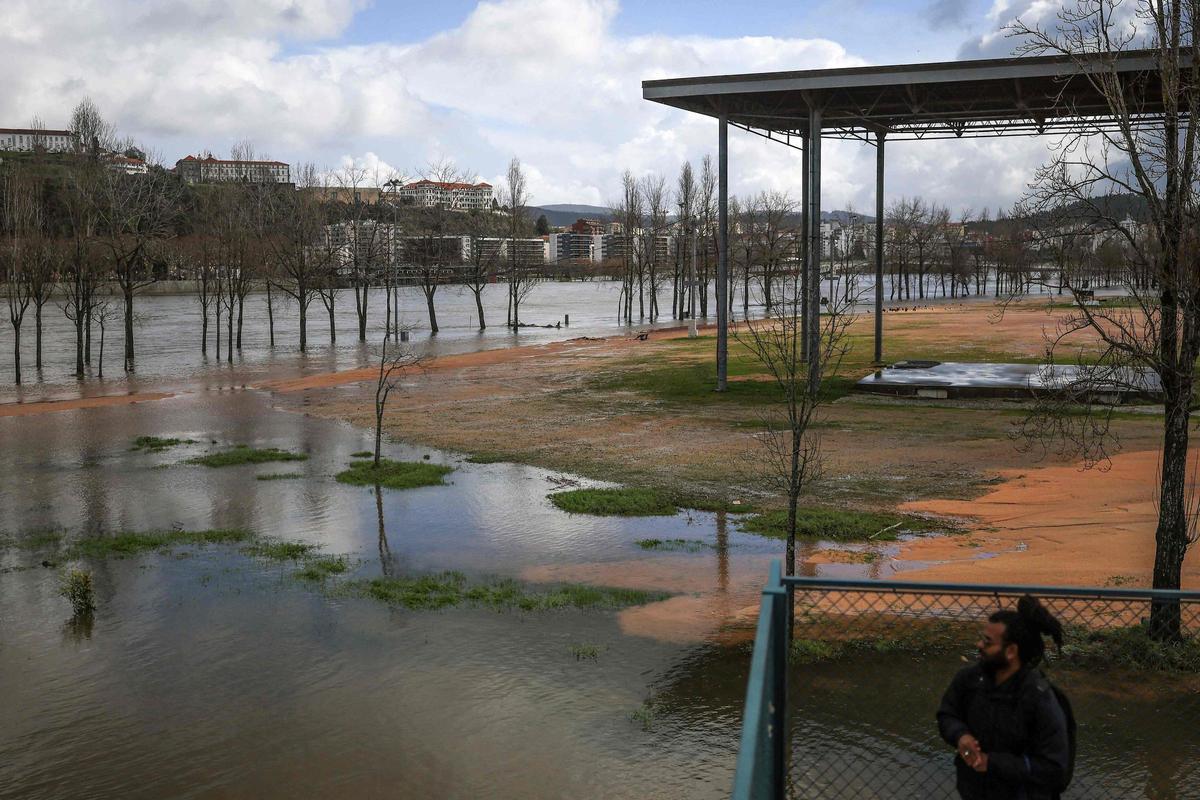 Portugal  prepara evacuar a miles de personas por riesgo de inundaciones graves