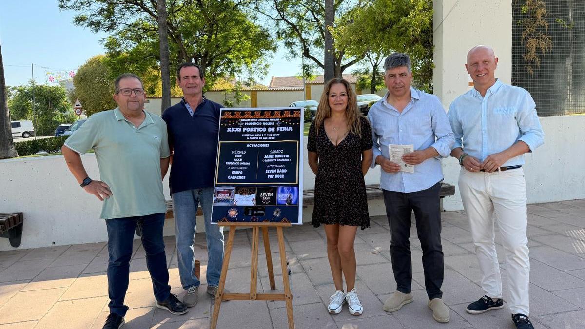 Rafael Llamas y Miguel Sánchez, junto a los representantes de la Asociación Prudencio Molina.