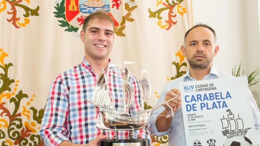 Ricardo Segado y Deseado Flores, ayer con el cartel del trofeo.